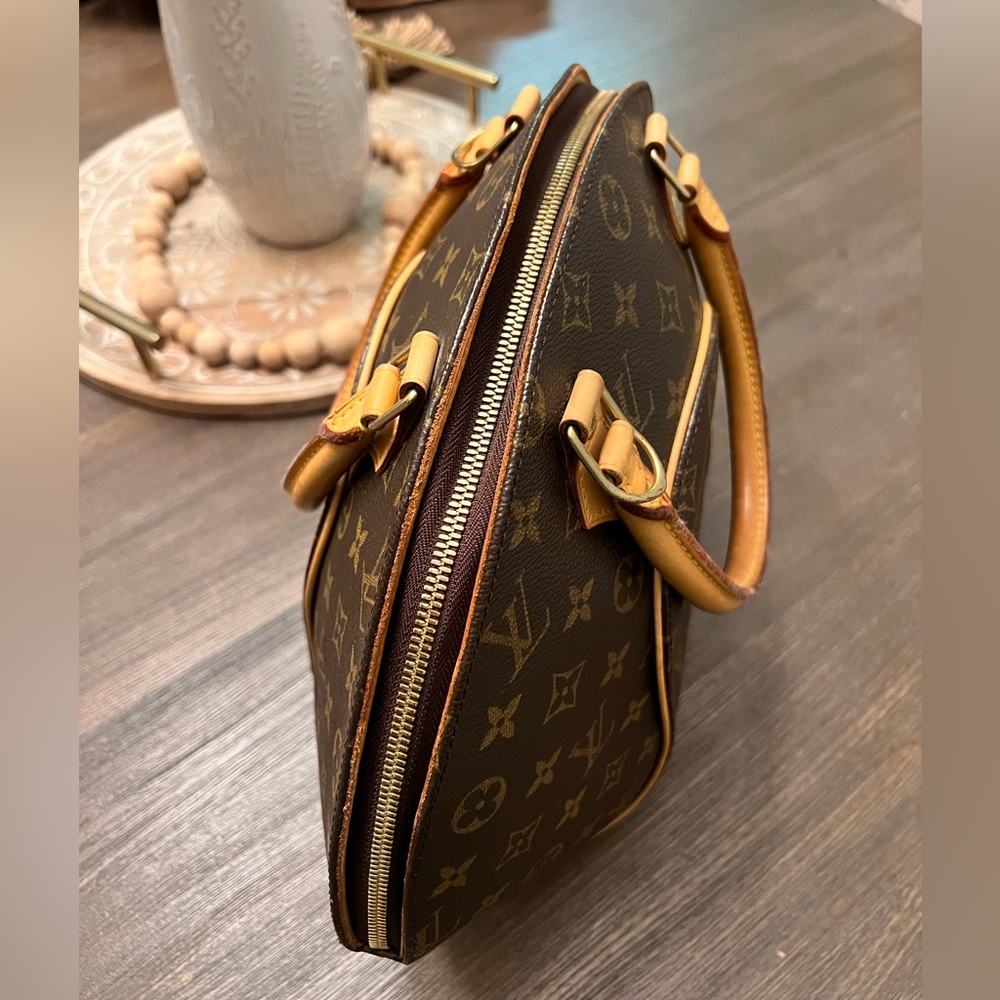 Authentic Louis Vuitton Monogram Ellipse MM π₯° Awesome condition. - Picture 11 of 13